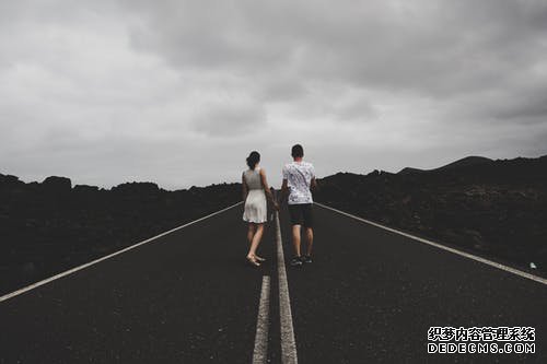 打仗动漫——四房播色综合久久婷婷，硝烟中的艺术，战场上的寓言